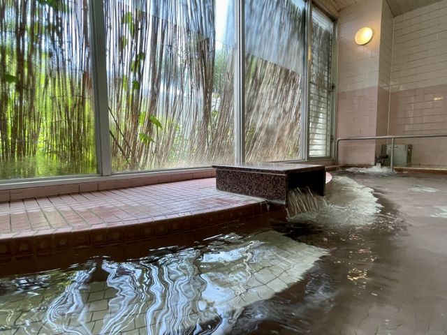 窓際の湯浴場