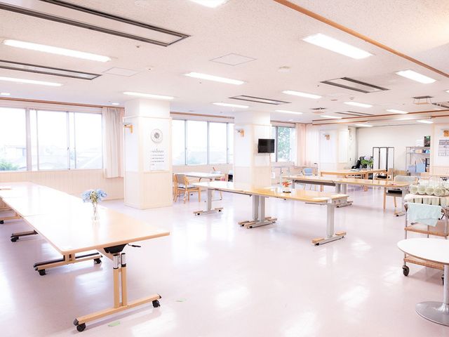 明るい食堂 食堂   大きな窓から光が入る、ゆったりした食堂です。テーブルの間に余裕があり、配膳や見守りもしやすそうです。