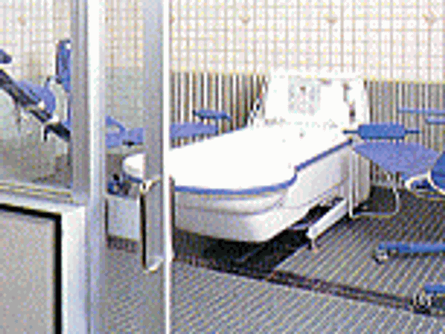 広々とした浴室 浴室 広々とした浴槽は、安全に利用できる設備が整っています。リラックスした時間を提供します。