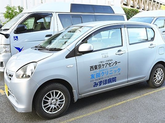 送迎車が並ぶ外観  