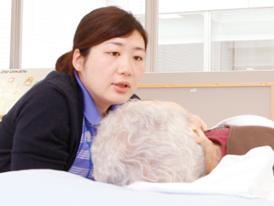 人を介助するスタッフ