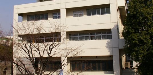 白い建物の外観