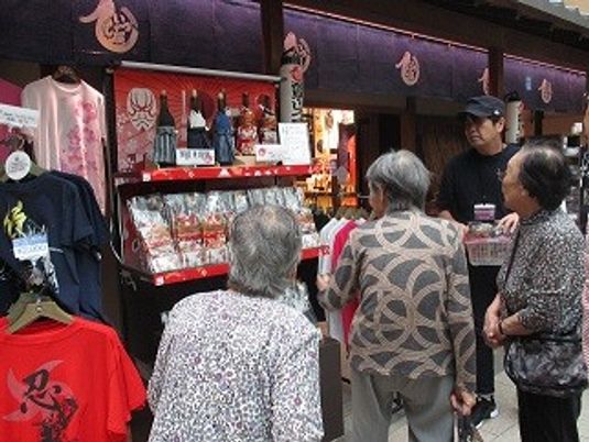 ショッピング中の施設利用者