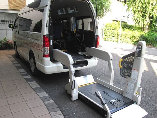 車椅子用リフト付き車両