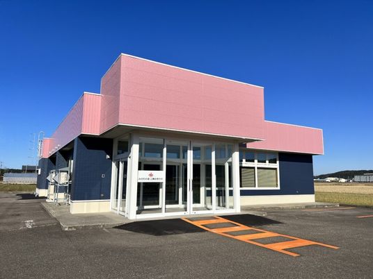 明るい建物の外観  