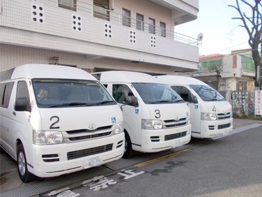 送迎車が並ぶ外観  
