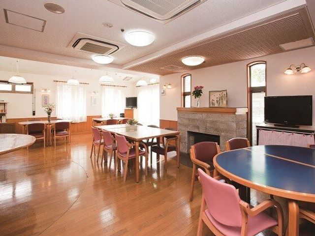 ゆとりある清潔なダイニング 食堂 窓辺の光が降り注ぐ明るい食堂です。心地よい空間でのびのびと過ごせます。