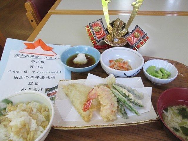 お祝いの食事シーン 食事例 色鮮やかな料理が並び、季節の行事を感じさせる配膳です。