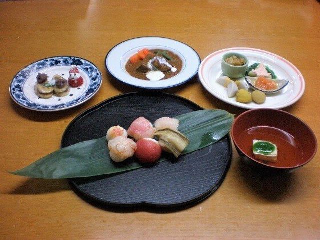 和風の料理が並ぶ食卓 食事例 季節感あふれる和食を提供し、心身の健康を支えます。