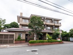 落ち着いた外観の建物