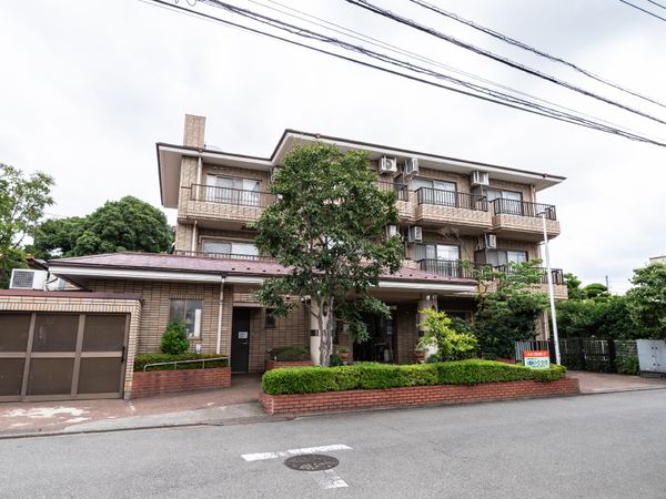 落ち着いた外観の建物