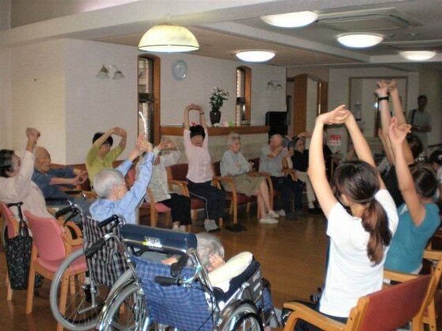 レクリエーションの様子 レクリエーション 利用者が体操を行い、和やかな雰囲気があります。スタッフと笑顔で過ごす時間です。
