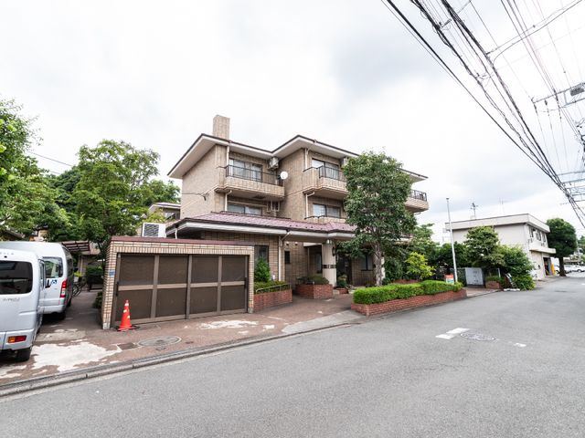 落ち着いた外観の建物 外観 緑に囲まれた静かな立地で、心安らぐ環境が広がっています。