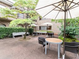 緑豊かな休憩スペース