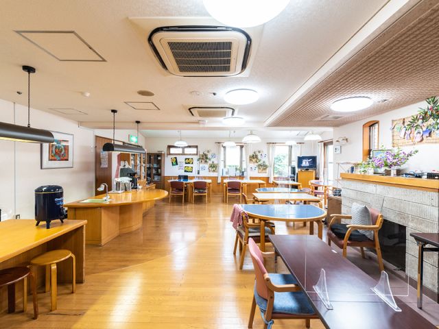 明るい食堂の様子 共有スペース ゆったりとした空間で温かみのある食事が楽しめます。木製のテーブルがおしゃれな雰囲気を醸し出しています。