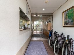 エントランスホールと受付