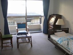 明るい居室の様子