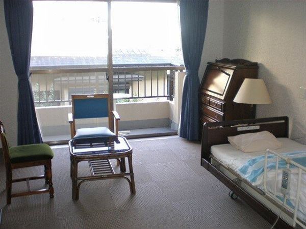 明るい居室の様子