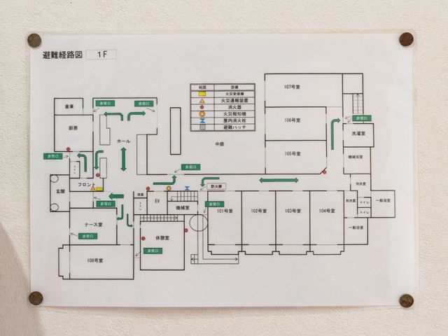 配置図掲示物 避難経路図 見やすい配置図で、施設の全体的な構造が把握できます。常に更新され、情報は最新です。