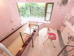 バリアフリー設計の浴室