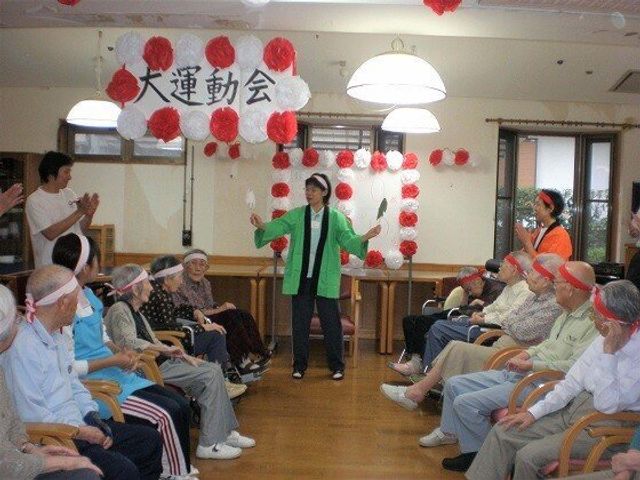 楽しい催しの多目的室 運動会 アットホームな雰囲気の中、楽しげな催しを楽しんでいます。心温まる交流が行われている場です。