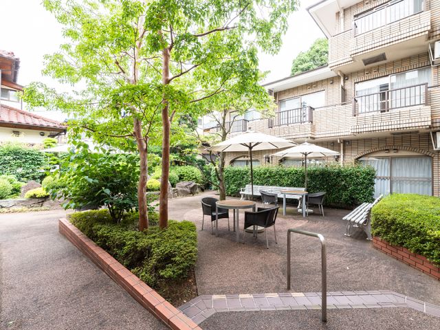 緑に囲まれた中庭 中庭 緑豊かな中庭で、心地よい風と共にリラックスできる場所です。ゆったりとした時間が流れる空間があります。