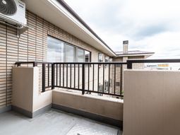 明るい日差しのバルコニー