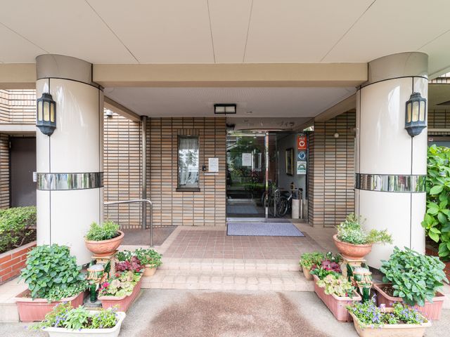入り口周りの緑豊かなエントランス エントランス 緑植物に囲まれ、明るく落ち着いた雰囲気の入り口が出迎えます。