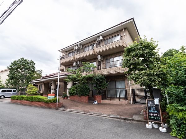 静かな街並みの施設外観