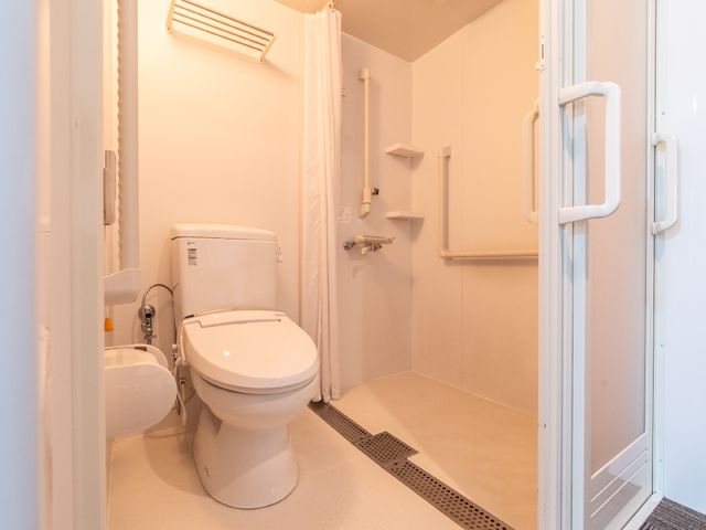 バリアフリーなトイレ空間 トイレ 安心して利用できる手すり完備の明るいトイレです。利便性を考えた広々とした造りが特徴です。