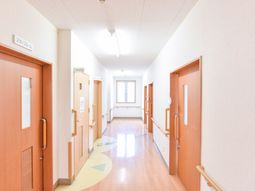 明るい廊下と部屋の扉