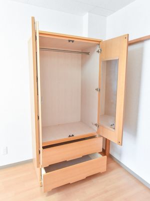 開いた木製のクローゼット
