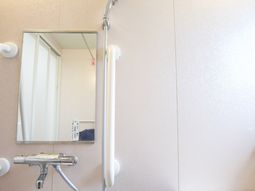 浴室の洗面鏡と水栓