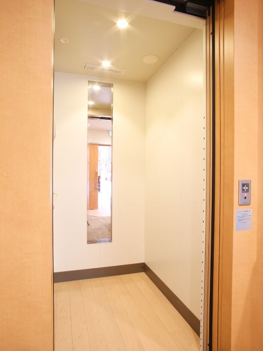木目調の明るいエレベーター