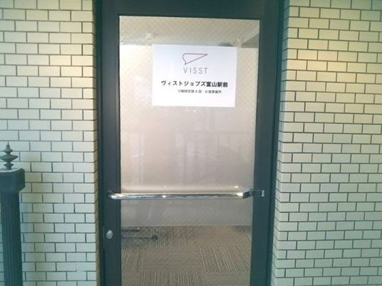 ガラス扉の入口  