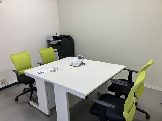 打合せ室の机と椅子  