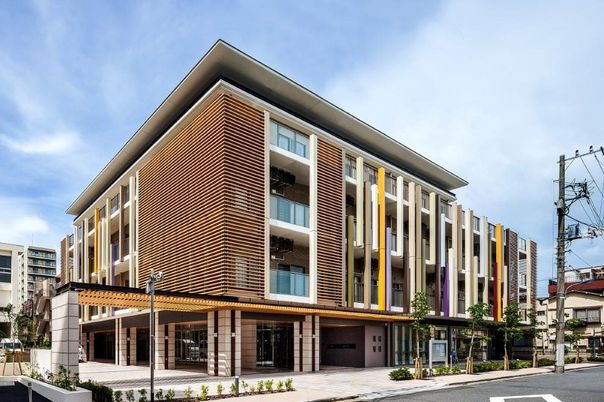 モダンな外観の建物