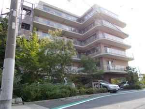 緑豊かな建物外観