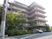 緑豊かな建物外観