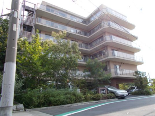 緑豊かな建物外観