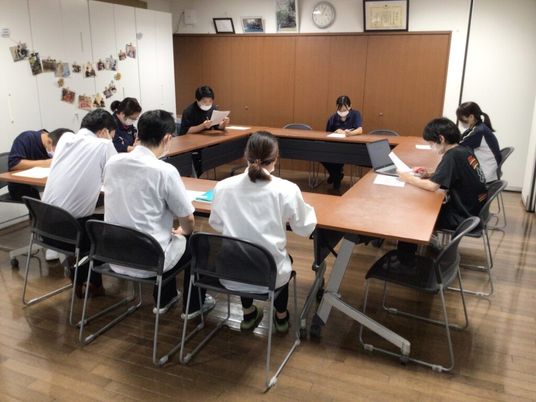 会議室で打ち合わせする職員  
