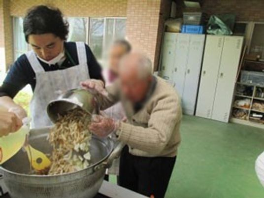 料理の共同作業風景