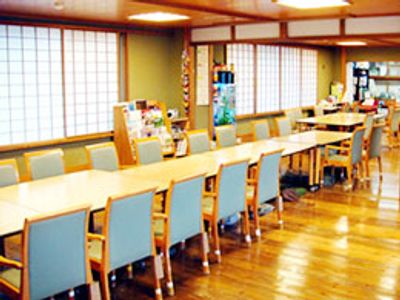 自然光が差し込むダイニングルーム