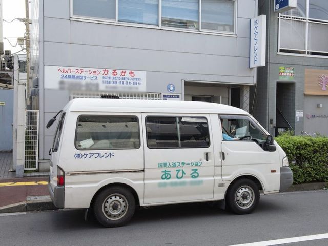 介護施設の入口付近 外観 明るく安全な入口で、訪問者を温かく迎え入れる施設です。周囲には緑が多く心地よい雰囲気です。