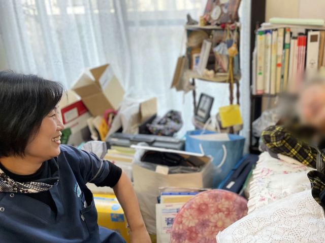 楽しい会話の部屋 居室 居室内での和やかな会話が印象的です。自然な光があふれ、心地よい空間を感じられます。