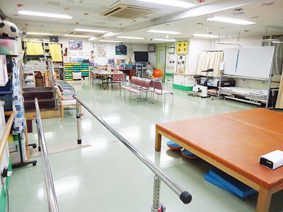 訓練器具が並ぶ部屋