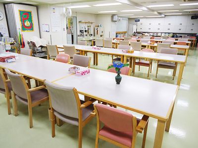 明るく広々とした食堂