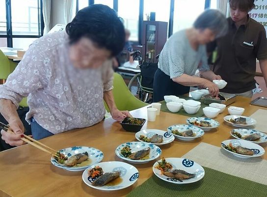 食事準備の様子 ダイニングルーム