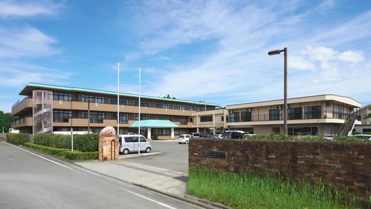 広い敷地の外観
