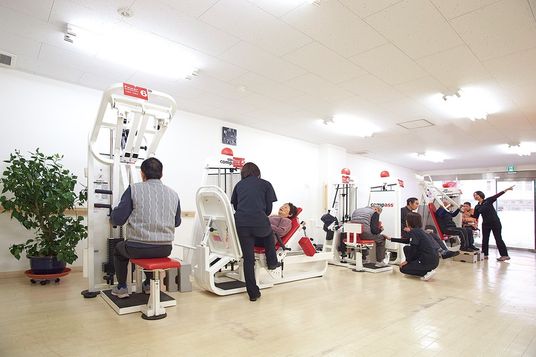 運動機器を使う人々の機能訓練室